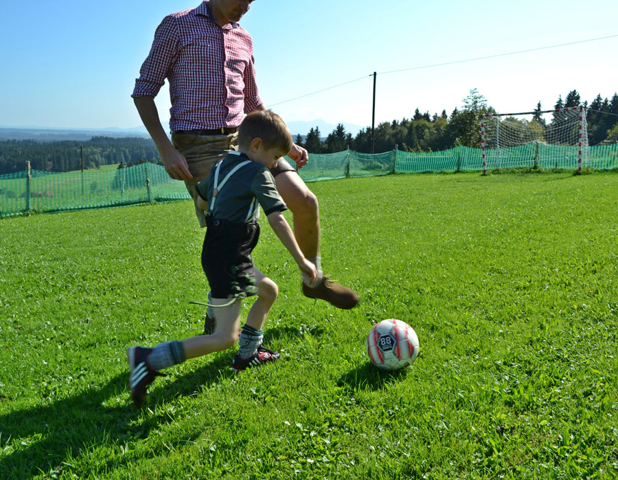 Fußballspiel, Kind und Papa